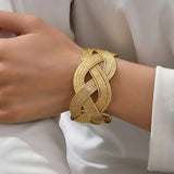1 Piece of Bracelet with Twisted and Hollowed-Out Design